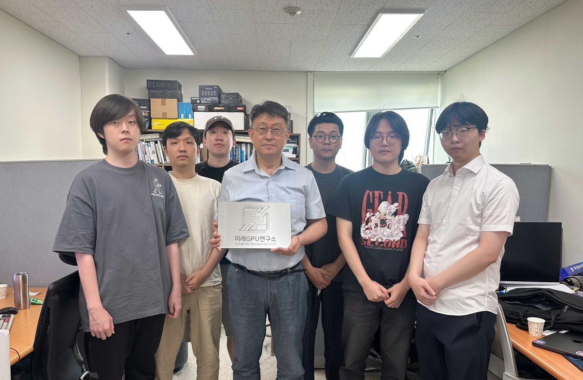 세종대 미래GPU연구소 박우찬(가운데) 소장과 연구원들이 연구소 현판을 들고 기념촬영을 하고 있다. 세종대학교 제공