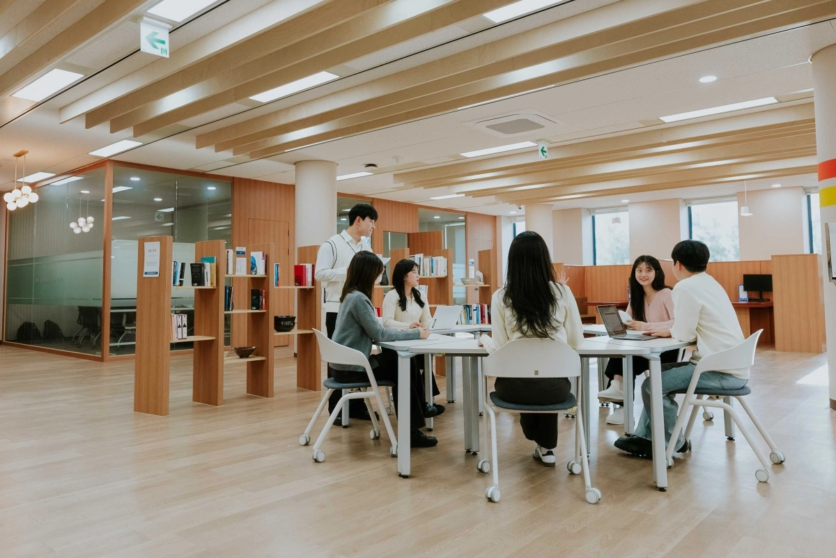 학생들의 자유로운 토론·학습을 보장하는 단국대 ‘열린 도서관 라운지’에서 학생들이 대화를 하고 있다. 단국대학교 제공