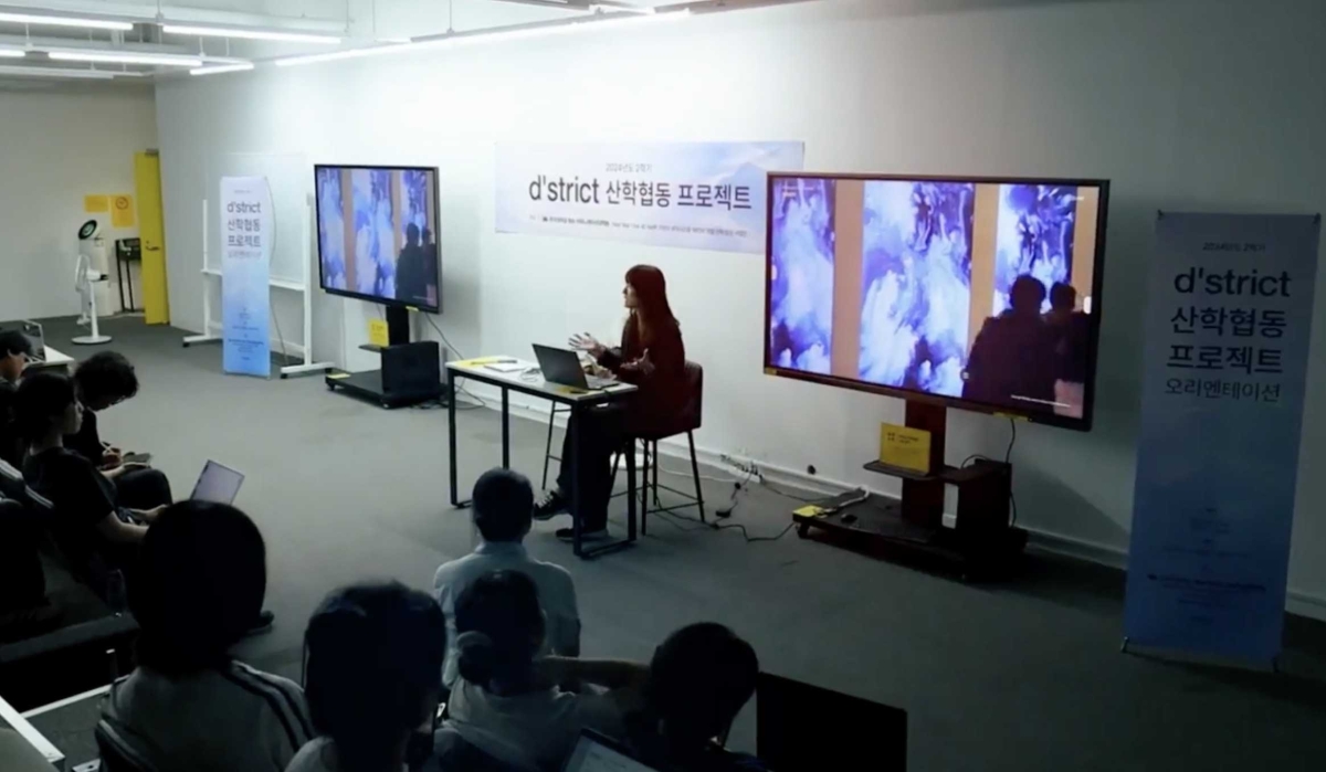 홍익대학교 ‘WITH·WATCH’ 트랙 학생 및 연구진 단체사진 또는 AI 제작 수업 장면. 홍익대학교 제공