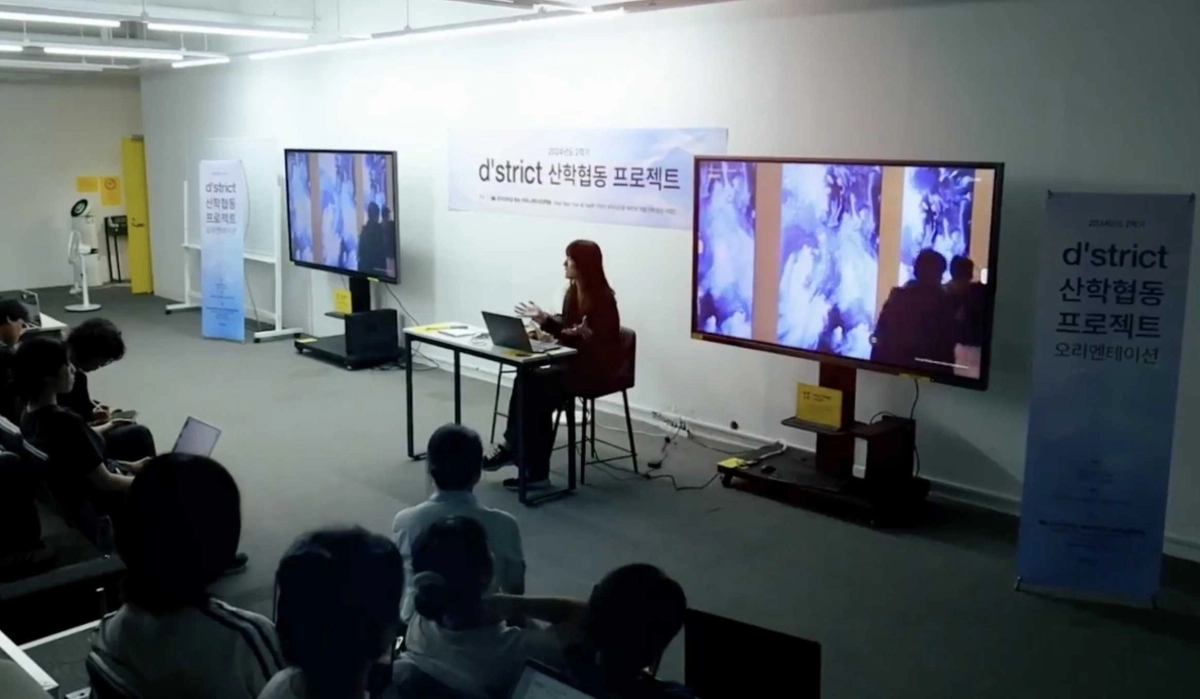 홍익대학교 ‘WITH·WATCH’ 트랙 학생 및 연구진 단체사진 또는 AI 제작 수업 장면. 홍익대학교 제공