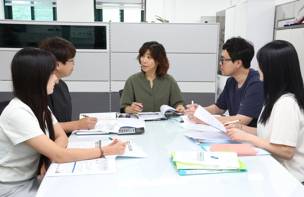 서울 강남구 윤미라(가운데) 재산세과장과 법인조사팀 직원들이 28일 조세 회피 법인을 찾아내기 위해 머리를 맞대고 있다. 강남구 제공