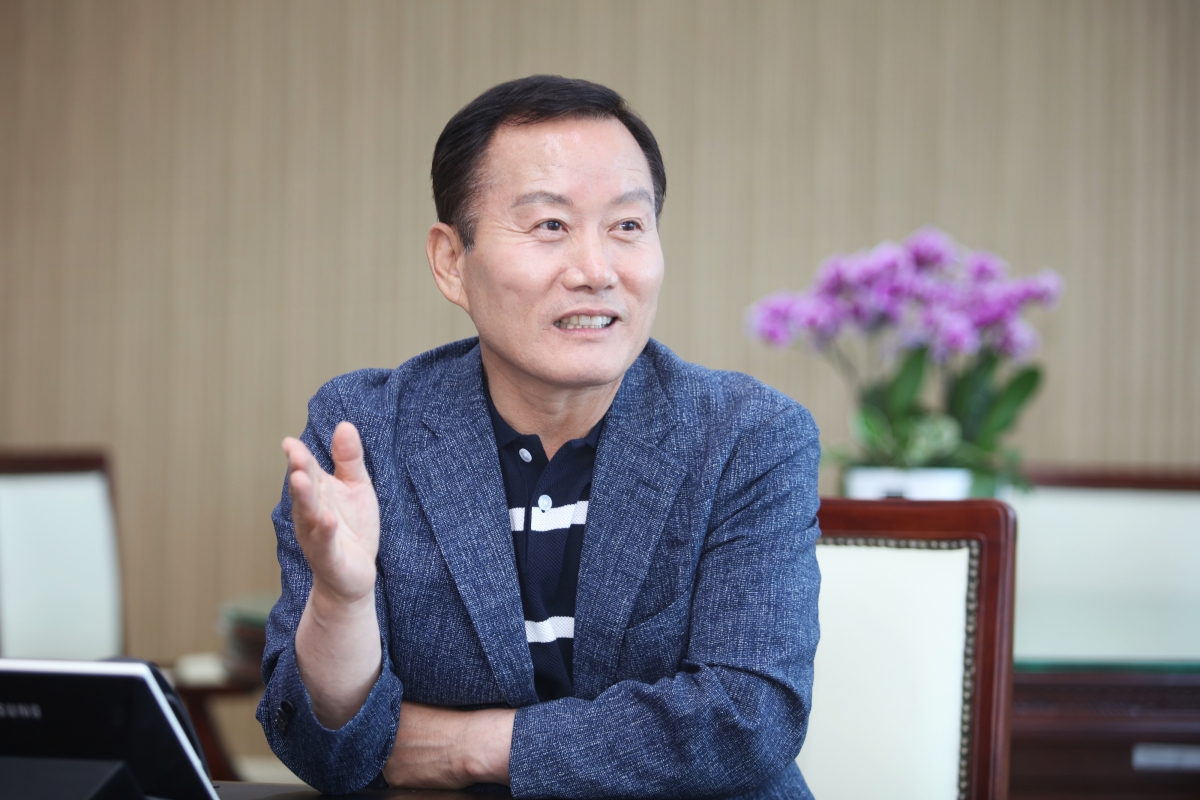 김태성 전남광주 신안군수가 28일 서울신문과의 인터뷰에서 “급수 문제와 교통 불편, 섬 주민 소득, 의료 복지 등 생활 속 불편을 해결하는 데 총력을 다하겠다”고 포부를 밝히고 있다. 신안군 제공