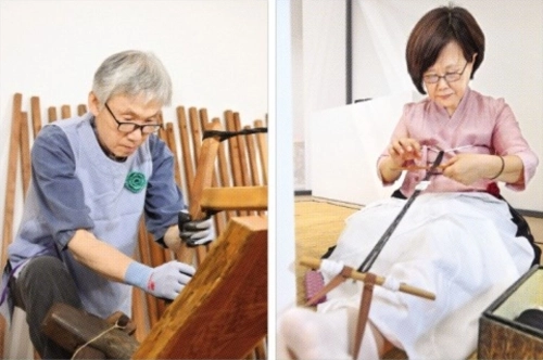 제48차 유네스코 세계유산위원회를 기념해 부산 벡스코 제1전시관에 마련된 대한민국관 부스에서 지난 24일 국가무형유산 소목장 박명배 보유자가 전통 목가구 제작 시연을 선보이고 있다(왼쪽 사진). 오른쪽 사진은 망건장 전영인 보유자가 말총으로 망건을 만드는 모습. 국가유산청 제공