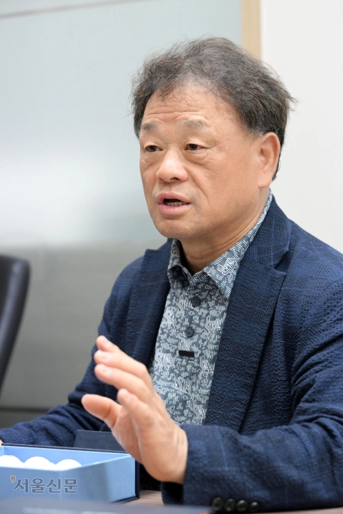 이형규 뱅골프 회장이 지난 26일 경기 성남시 분당구 본사 사무실에서 서울신문과 만나 회사가 지향하는 ‘행복한 골프’를 완성할 맞춤형 고반발 골프공 ‘갓스라드’에 대해 설명하고 있다. 도준석 전문기자