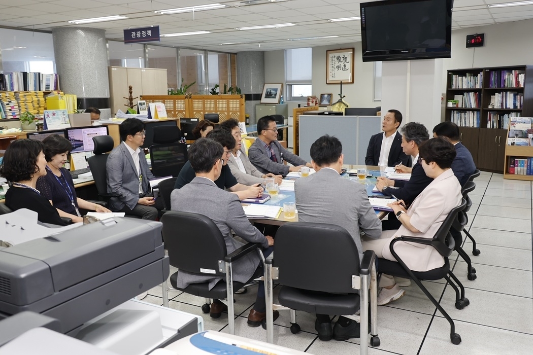 김태성 전남광주 신안군수가 부서별 업무보고를 대신해 주요 실·과를 직접 방문해 직원들과 현안을 논의하고 있다.  신안군 제공