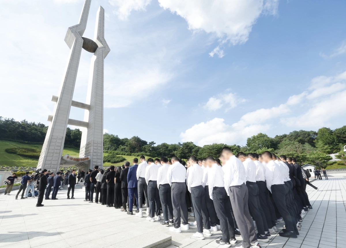 배재고 야구부 선수단과 교사, 학부모 80여명이 광주일고 학생들과 함께 지난 6일 국립5·18민주묘지를 방문해 참배하고 있다. 전남광주 뉴스1