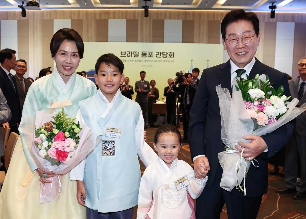 화동들과 기념촬영 하는 이재명 대통령·김혜경 여사