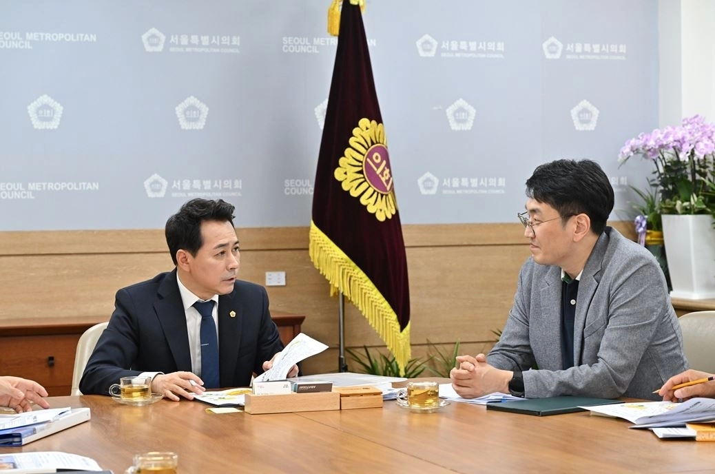 임만균 의장이 지난 28일 관악문화플라자 복합화 사업 관계 부서와 추진 상황을 점검하고 있다. 서울시의회 제공