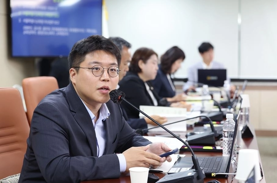 지난 27일 열린 제338회 임시회 교육위원회 업무보고에서 질의하는 김현우 의원. 서울시의회 제공