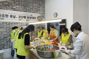 받는 손에서 건네는 손으로… 성북 1인가구, 어르신 보양식 대접