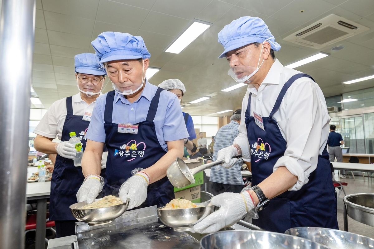 정일선 광주은행장이 지난 28일 전남광주통합특별시 남구 빛고을노인건강타운에서 임직원들과 함께 어르신들을 위한 ‘삼계탕 무료 배식 봉사활동’에 참여해 따뜻한 한 끼를 전달하고 있다. 광주은행 제공
