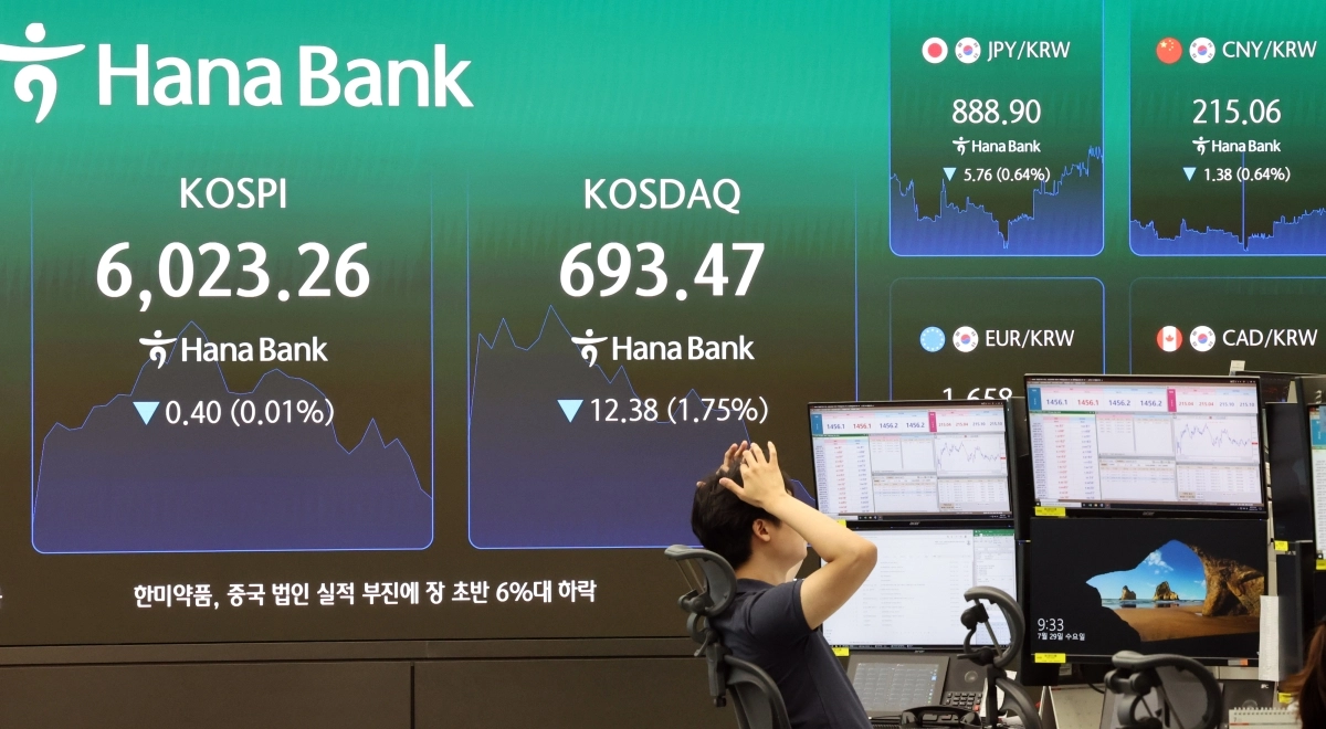 29일 오전 서울 중구 하나은행 딜링룸 전광판에 6000선에 근접한 코스피와 700선 아래로 내려간 코스닥 지수가 표시되고 있다. 2026.7.29 뉴시스