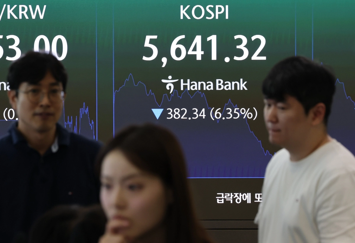 29일 서울 하나은행 본점 딜링룸에 코스피 지수가 표시되고 있다. 이날 코스피는 장 초반 1~2%대의 상승세를 보였으나 다시 하락전환해 6천선 아래로 내려왔다. 2026.7.29 연합뉴스