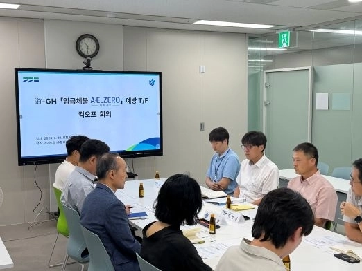 이명선 경기도 공간전략과장(왼쪽 앞에서 두 번째) 29일 도청에서 ‘도-GH 건설공사 임금체불 예방 전담 특별조직(T/F) 킥오프 회의’를 주재하고 있다. 경기도 제공