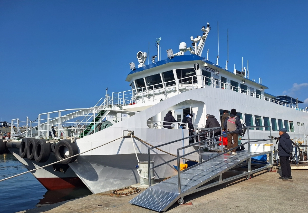 충남 보령시 대천항에서 호도, 녹도, 외연도를 잇는 여객선 해랑1호(정원 190명). 시 제공
