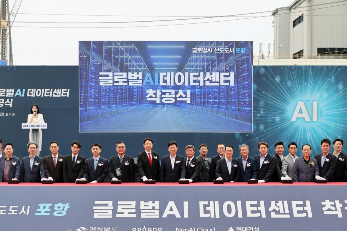 지난 20일 경북 포항시 남구 오천읍 광명일반산업단지에서 열린 ‘글로벌 AI 데이터센터 착공식’에서 참석자들이 버튼을 누르고 있다. 2026.7.20 연합뉴스