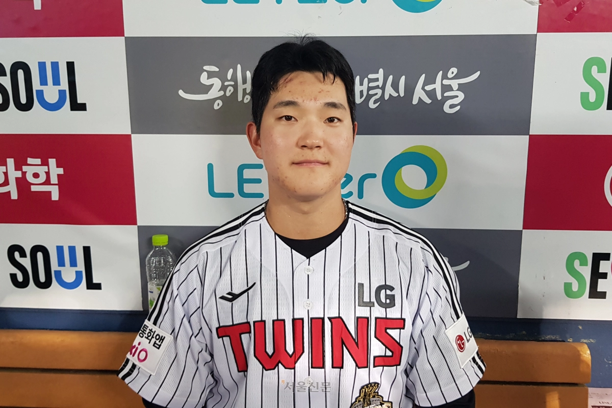 LG 트윈스 문정빈이 28일 서울 잠실구장에서 열린 LG와 키움 히어로즈의 경기를 마친 뒤 취재진과 수훈선수 인터뷰를 하고 있다. 2026.7.28 류재민 기자