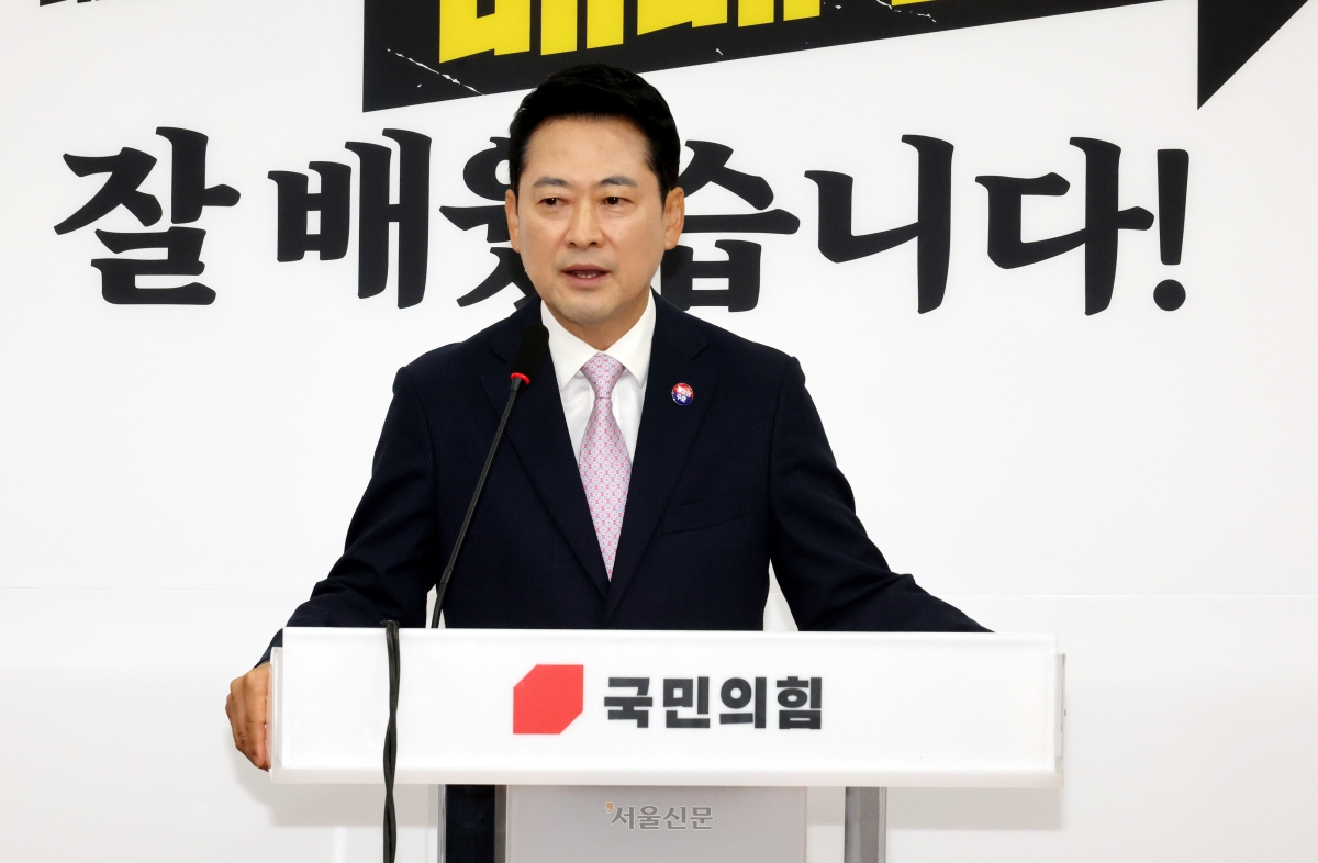 국민의힘 장동혁 대표가 29일 국회에서 전날 ‘현직 대통령 연임 개헌은 국민 선택의 문제’라고 한 조정식 국회의장의 발언, 선관위 특검 등 현안과 관련해 기자회견하고 있다.  안주영 전문기자