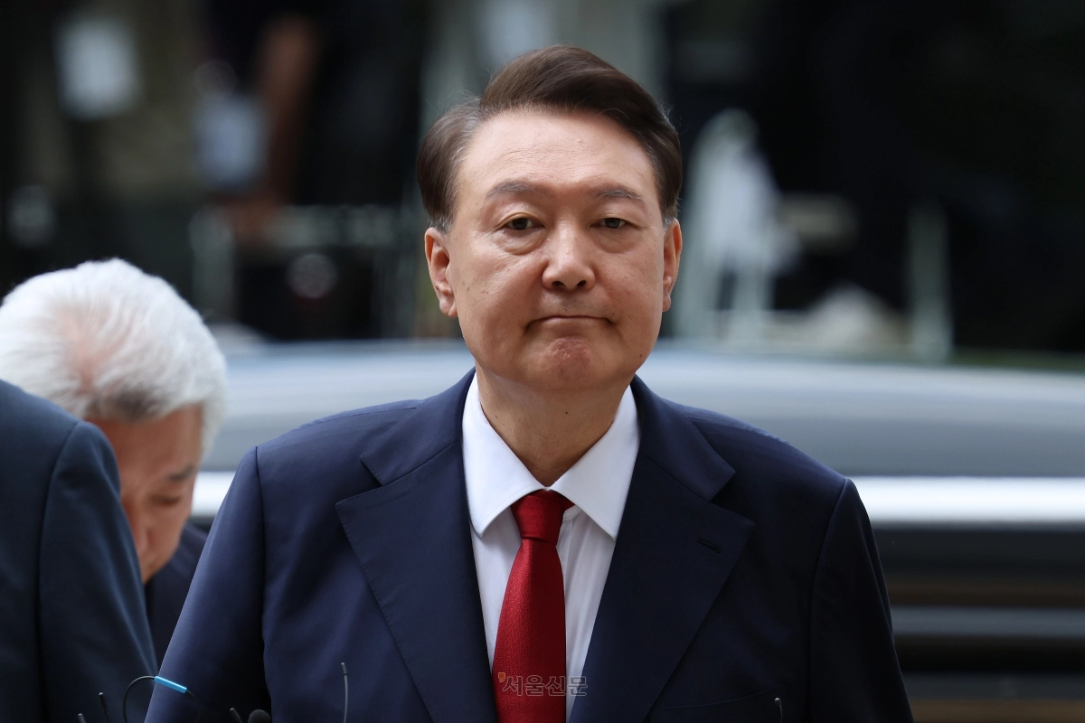 윤석열 전 대통령이 지난해 7월 9일 구속 전 피의자 심문(영장실질심사)을 받기 위해 서울 서초구 서울중앙지방법원으로 들어서고 있다. 서울신문