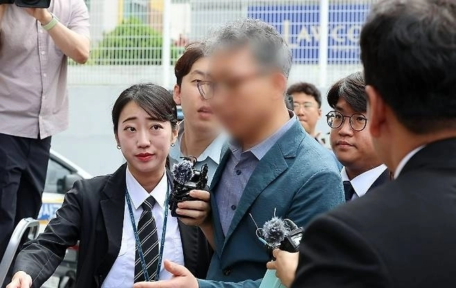 장윤기 사건에 대해 살인과 성범죄 사건을 분리 수사하도록 지시한 혐의를 받는 전 광주 광산경찰서 형사과장 박모 경정이 지난 21일 구속 전 피의자 심문을 받기 위해 광주지방법원에 출석하고 있다. 연합뉴스