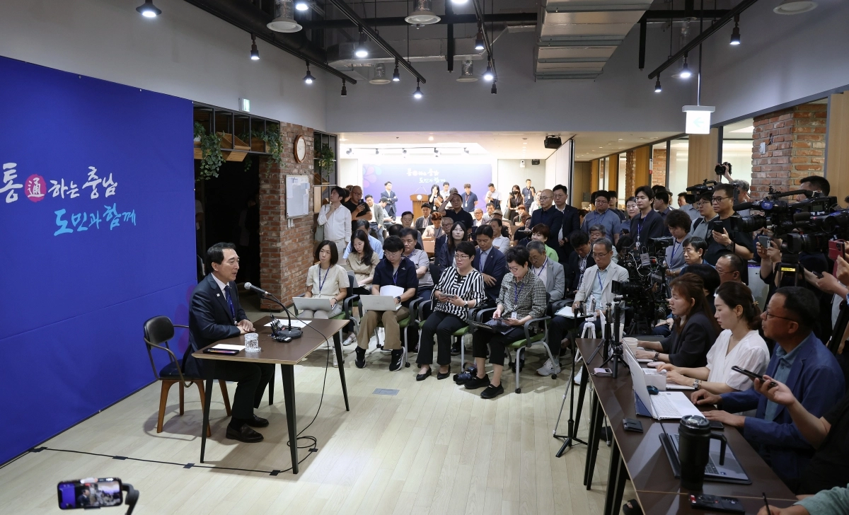 박수현 충남도지사가 29일 기자간담회에서 현안 추진 상황 등을 설명하고 있다. 도 제공