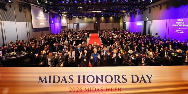 7월 16일 더블트리 바이 힐튼 서울 판교에서 개최한 ‘MIDAS HONORS DAY’에서 참석자들이 기념 촬영을 하고 있다. (출처: 마이다스그룹)