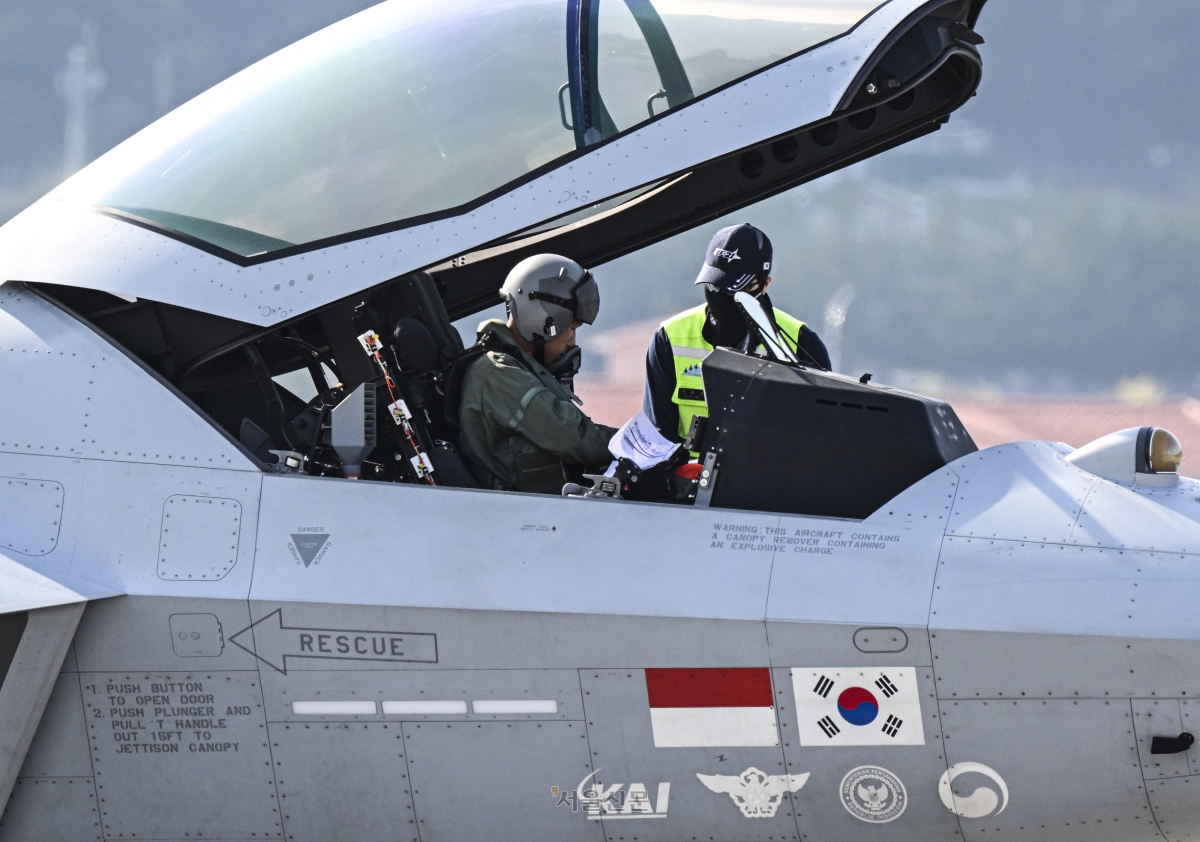 19일 경기 성남시 서울공항에서 열린 서울 국제 항공우주 및 방위산업 전시회(ADEX 2025)에서 관계자들이 한국형 초음속 전투기 KF-21 보라매를 점검하고 있다. 2025.10.19 이지훈 기자
