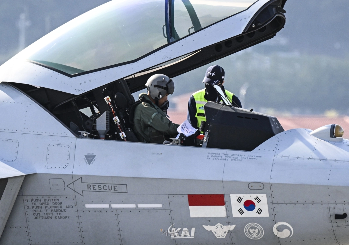19일 경기 성남시 서울공항에서 열린 서울 국제 항공우주 및 방위산업 전시회(ADEX 2025)에서 관계자들이 한국형 초음속 전투기 KF-21 보라매를 점검하고 있다. 2025.10.19 이지훈 기자
