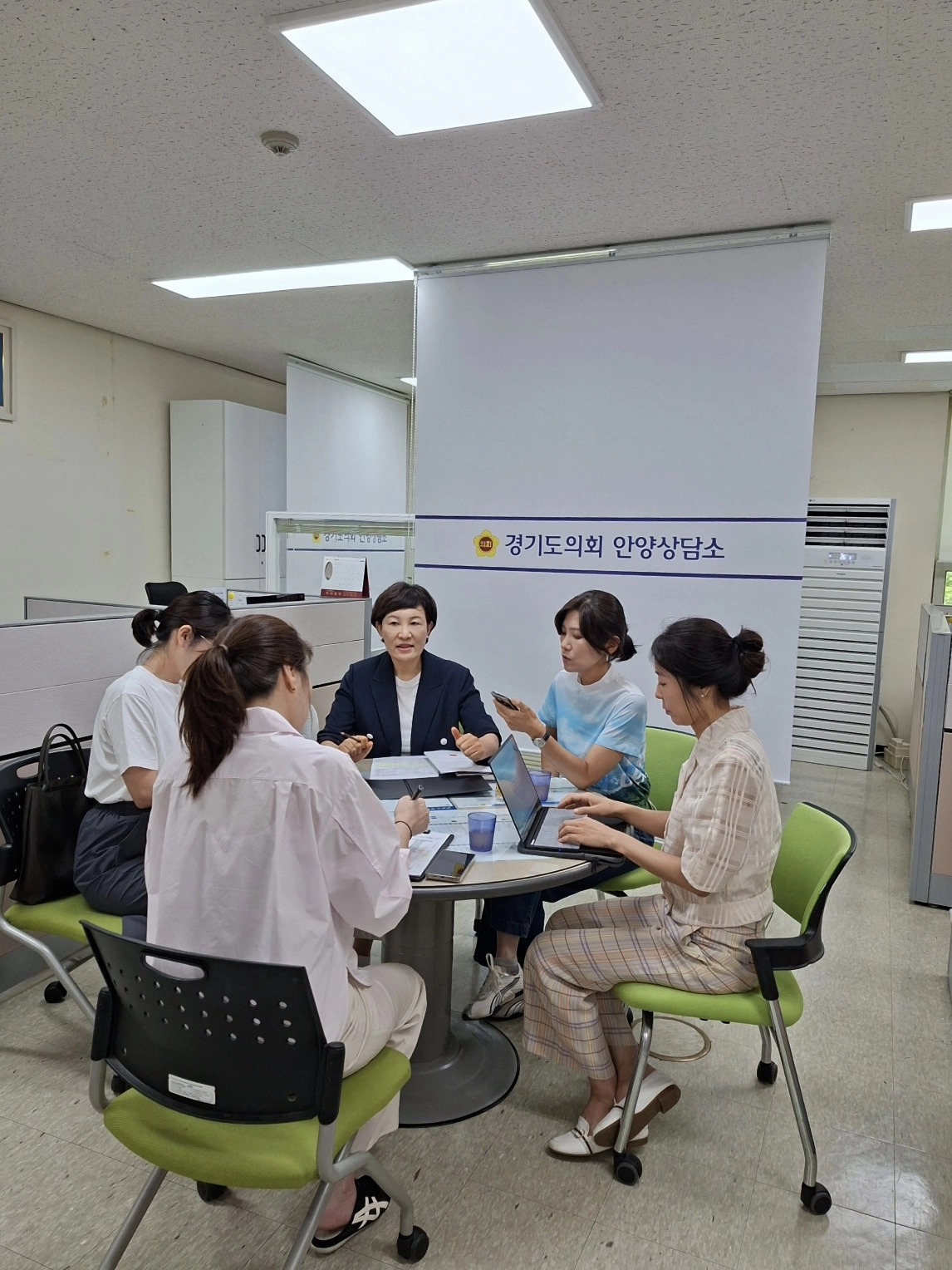 ▲이채명 의원이 안양상담소에서 안양시의회 의원 및 안양과천교육지원청 관계자들과 학교 교육환경 개선사업 현안을 논의하고 있다. (사진=경기도의회)