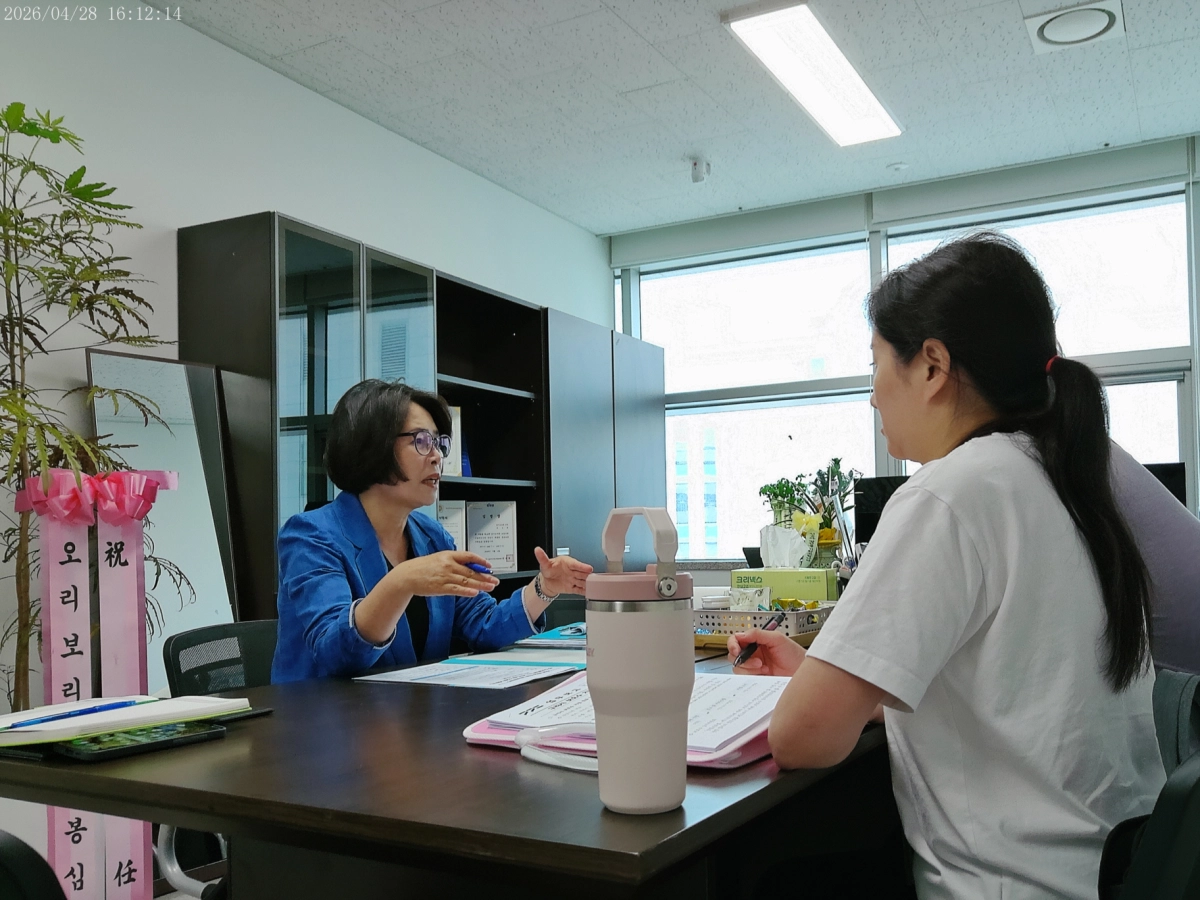 ▲장승희 의원이 의원실에서 경기도 산림환경연구소 나무연구팀 관계자와 구리시 보호수 및 노거수 지정 협력 방안을 논의하고 있다. (사진=경기도의회)