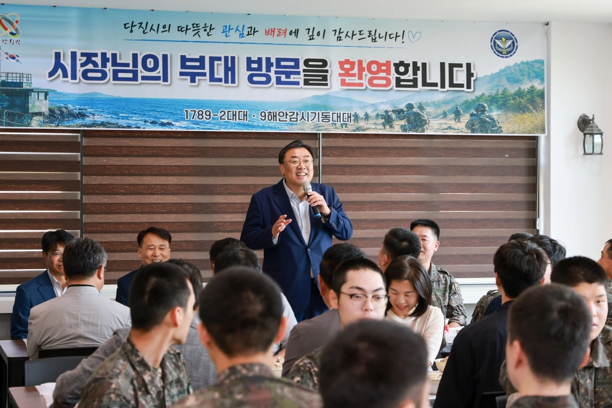 김기재 당진시장이 29일 군부대를 방문해 장병들을 위해 건강한 여름나기를 응원하고 있다. 시 제공