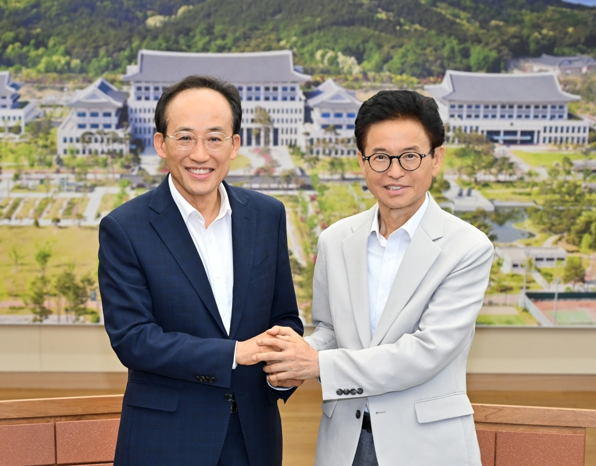 추경호 대구시장과 이철우 경북지사가 29일 경북도청에서 만나 대구·경북(TK) 신공항과 행정통합을 비롯한 주요 현안 해결을 위해 머리를 맞댔다. 대구시 제공