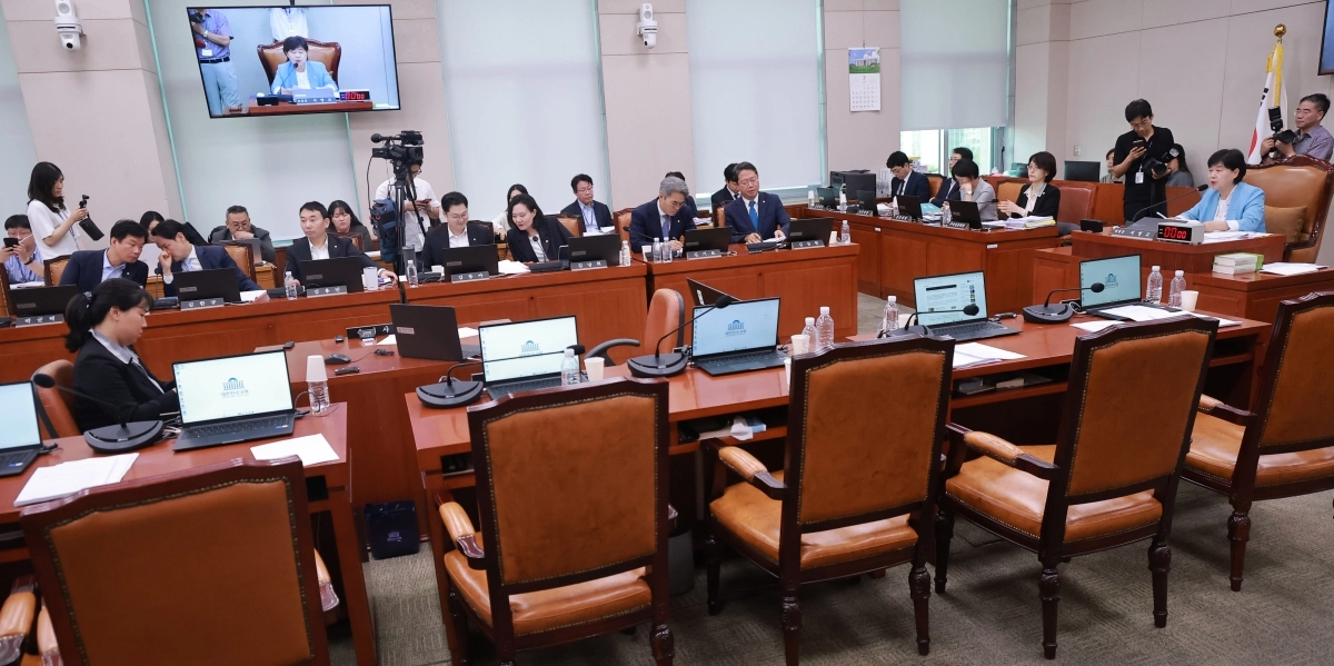 서영교(오른쪽) 국회 법제사법위원장이 29일 국회 법사위 전체회의에서 검사의 수사권을 전면 폐지하는 내용의 형사소송법 개정안을 통과시킨 뒤 발언하고 있다. 국민의힘 법사위원들은 의결 직전 퇴장하면서 자리가 비어 있는 모습. 연합뉴스