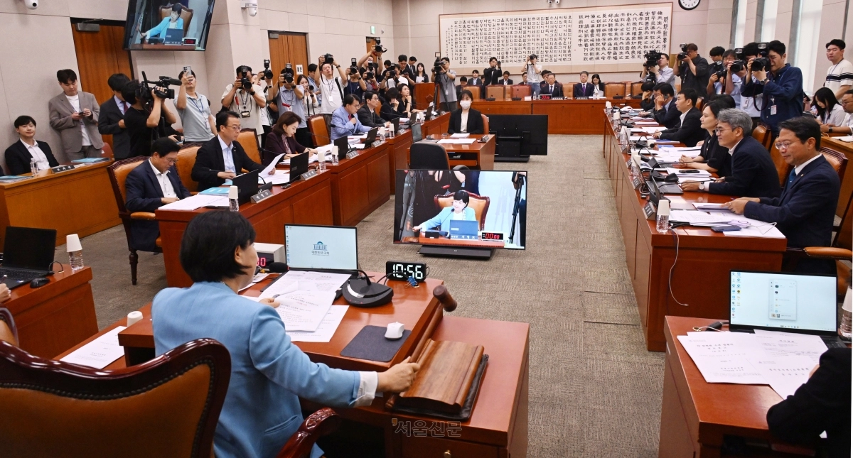 서영교 법사위원장이 29일 국회에서 열린 법제사법위원회 전체회의에서 의사봉을 두드리고 있다. 안주영 전문기자