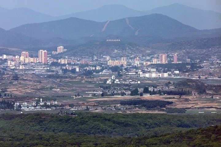 지난 5월 8일 경기도 파주시 접경지역에서 바라본 서부전선 비무장지대(DMZ)와 개성 시내 전경. 최근 북한은 조선민주주의인민공화국 영역은 남쪽으로는 대한민국과 접하고 있다는 영토조항을 신설하고 조국통일 조항을 삭제해 ‘두 국가 노선’을 반영한 개헌을 단행했다.  연합뉴스