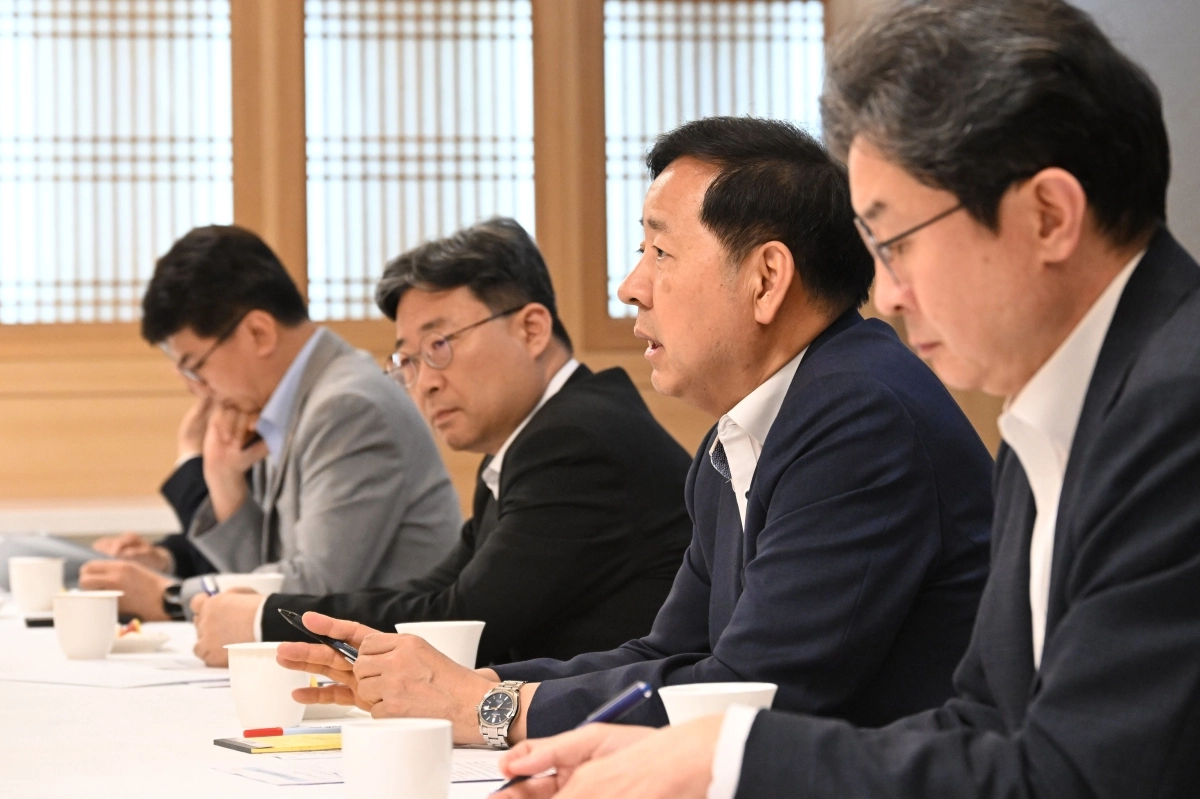 구윤철 (오른쪽 두 번째)부총리 겸 재정경제부 장관이 29일 정부서울청사에서 긴급 시장상황점검회의를 주재하고 있다. 재정경제부 제공.