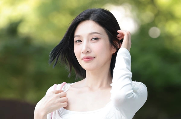 레드벨벳 조이가 ‘동물농장’ 녹화를 위해 29일 서울 양천구 SBS목동에 도착해 인사를 하고 있다. 2026.7.29<br>뉴스1