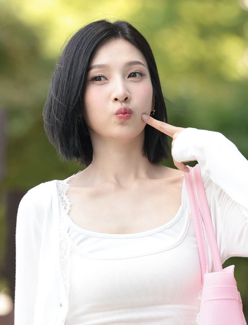 레드벨벳 조이가 ‘동물농장’ 녹화를 위해 29일 서울 양천구 SBS목동에 도착해 인사를 하고 있다. 2026.7.29<br>뉴스1