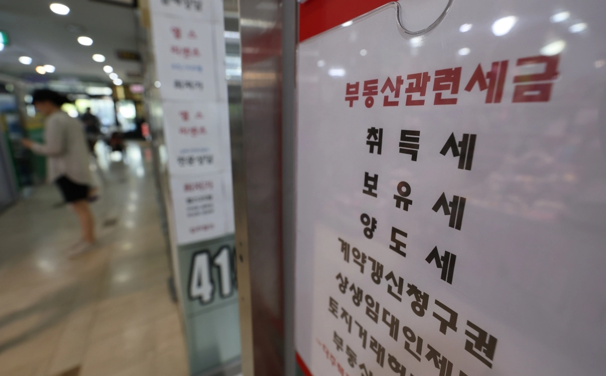 정부가 내달 초 발표할 세제개편안에서 초고가 주택에 대한 증세를 추진중인 가운데, 강남권과 용산구 등 일부 고가 아파트는 세율 조정 없이도 올해 보유세가 2021년을 뛰어넘어 역대 최고 수준을 기록한 것으로 나타났다. 사진은 이날 서울 강남권 한 부동산 중개업소.  2026.7.29. 연합뉴스