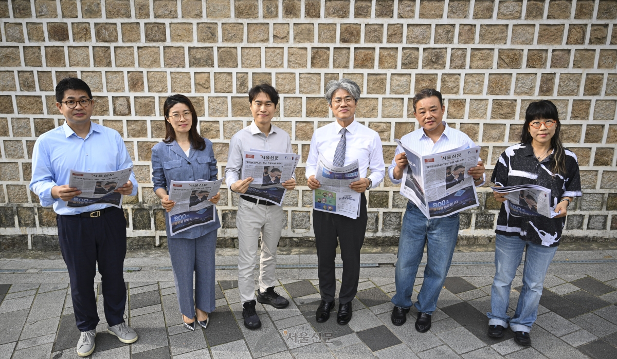 서울신문 독자권익위원회 위원들이 지난 28일 서울 중구 컨퍼런스하우스 달개비에서 회의를 열고 기념 촬영을 하고 있다. 왼쪽부터 홍정석(법무법인 화우 GRC그룹장) 위원, 차윤주(연세드림세무회계 대표) 위원, 이명행(SK하이닉스 PR기획팀장) 위원, 김춘식(한국외대 미디어커뮤니케이션학부 교수) 위원장, 박경환(서울시 민생노동국장) 위원, 이상은(고려대 미디어학과 석사과정) 위원. 이지훈 기자