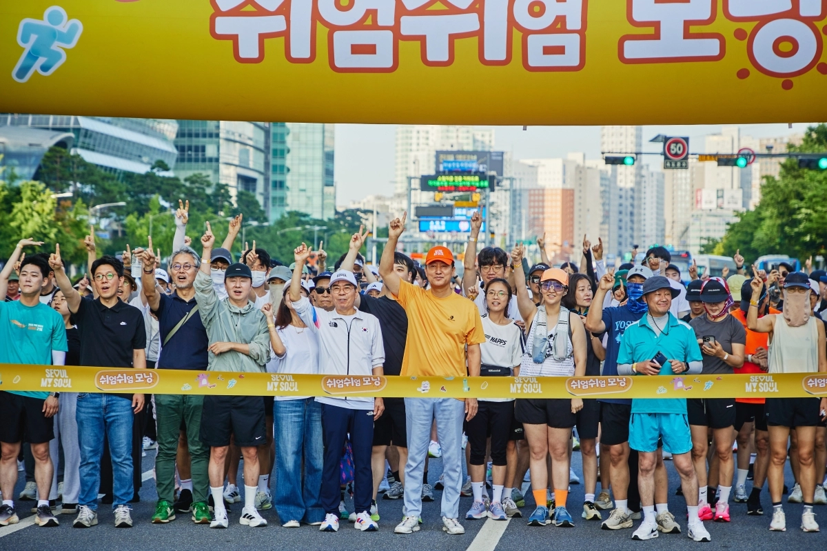 오세훈(앞줄 가운데) 서울시장이 지난 12일 여의도공원과 마포대로에서 열린 ‘쉬엄쉬엄 모닝’에서 기념사진을 찍고 있다. 서울시 제공