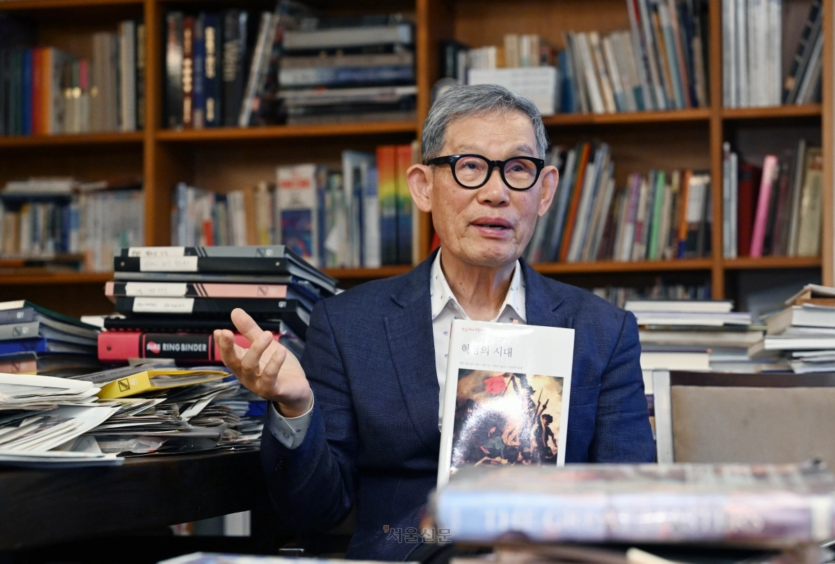 김언호 한길사 대표가 지난 21일 파주 집무실에서 ‘한길그레이트북스’ 시리즈 초기 출간작인 에릭 홉스봄의 ‘혁명의 시대’에 대해 설명하고 있다. 도준석 전문기자