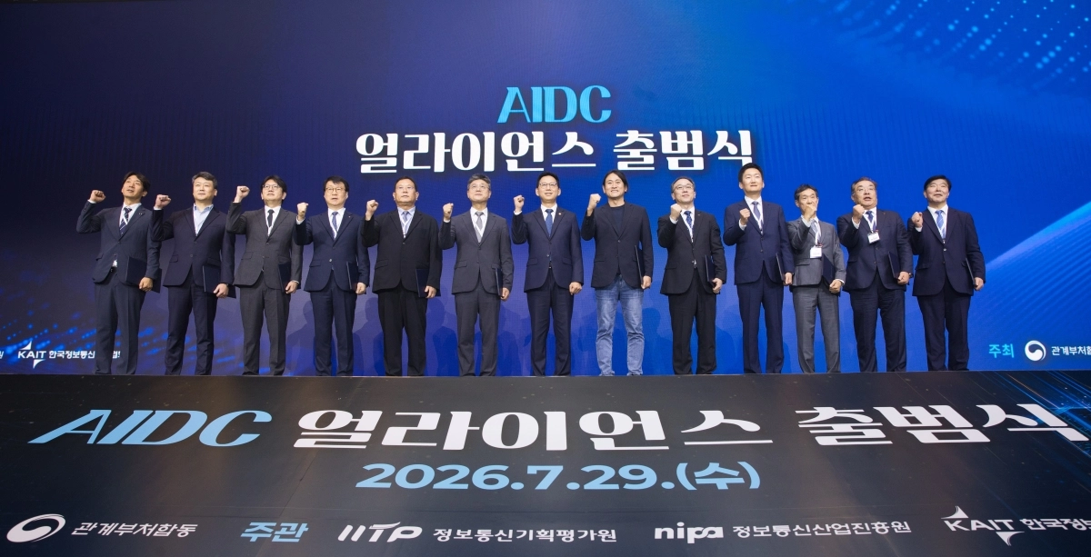 배경훈 부총리 겸 과학기술정보통신부 장관이 29일 서울 중구 롯데호텔에서 열린 ‘AI 데이터센터 얼라이언스 출범식’에서 의장사 위촉장 수여식 참석자들과 기념촬영을 하고 있다. 왼쪽 여섯 번째부터 정재헌 SK텔레콤 대표(공동의장), 배 부총리, 백준호 퓨리오사AI 대표. 과학기술정보통신부 제공