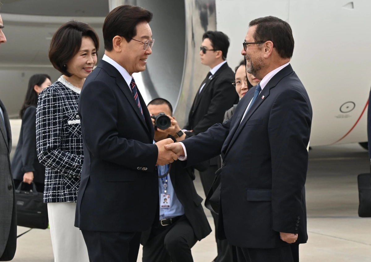 칠레 환영객들과 인사하는 이재명 대통령