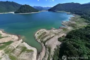 폭염에 바닥 드러낸 저수지…영남 물가뭄 ‘비상’