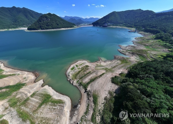 폭염에 바닥 드러낸 저수지…영남 물가뭄 ‘비상’