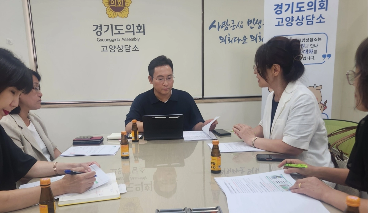 ▲변재석 의원이 경기도의회 고양상담소에서 고양시 공공형 어린이집 관계자들과 간담회를 진행하고 있다. (사진=경기도의회)