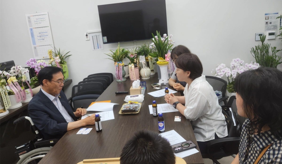 ▲김현덕 의원이 경기도의회에서 경기중증중복뇌병변장애인부모회 관계자들과 간담회를 갖고 뇌병변장애인 지원체계 구축 방안을 논의하고 있다. (사진=경기도의회)