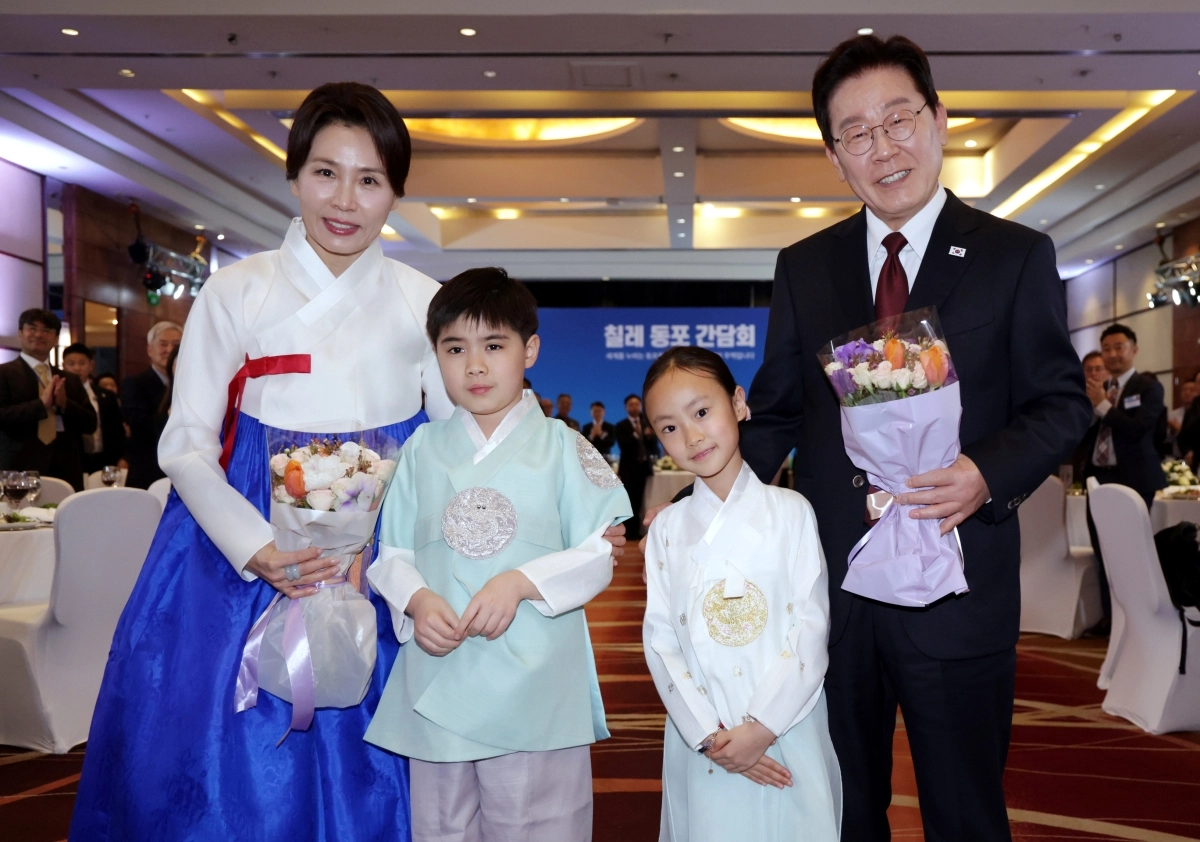 화동과 기념 촬영하는 이재명 대통령 부부