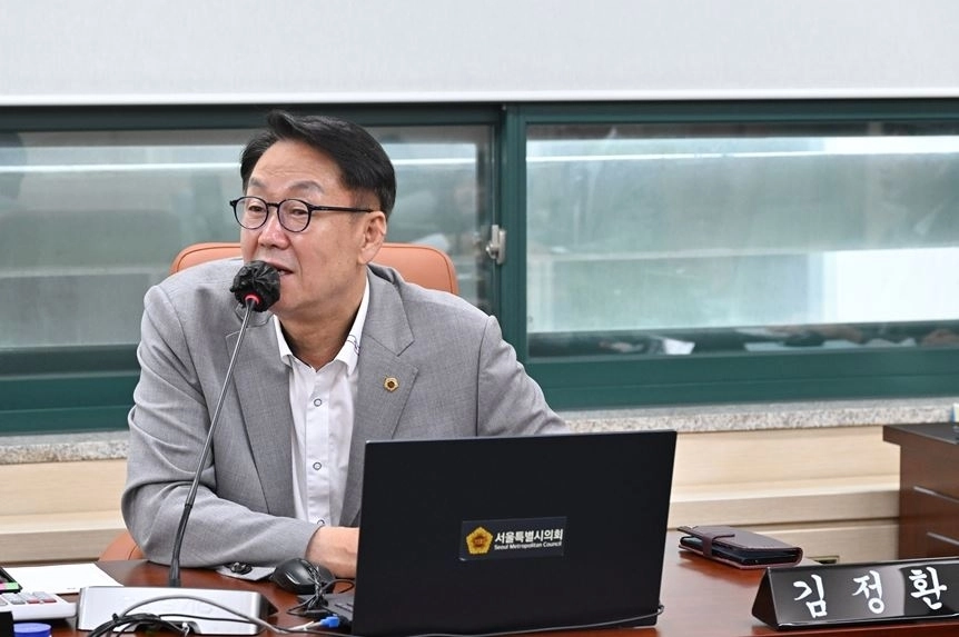 제338회 임시회 폐회 중 환경수자원위원회 회의에서 인사말을 전하는 김정환 의원. 서울시의회 제공